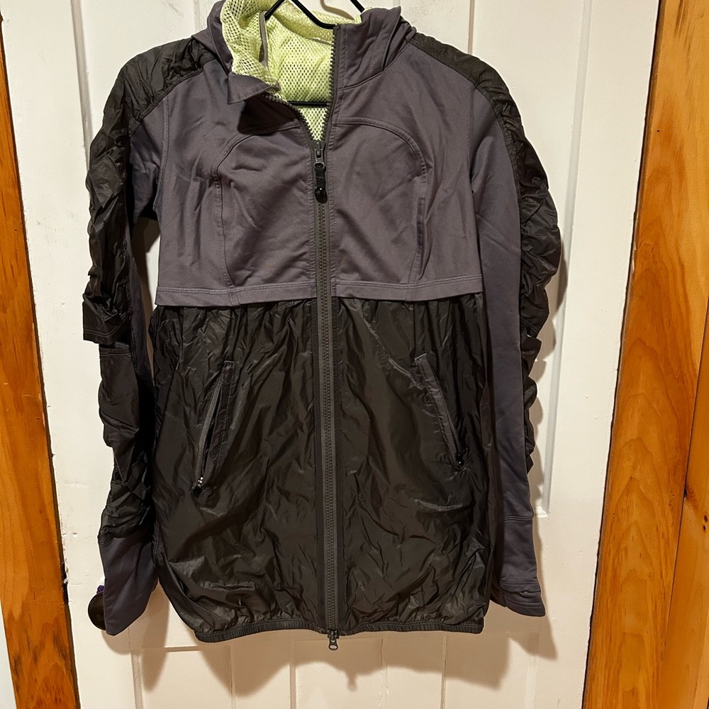 Lululemon wind breaker Super Tracker jacket.